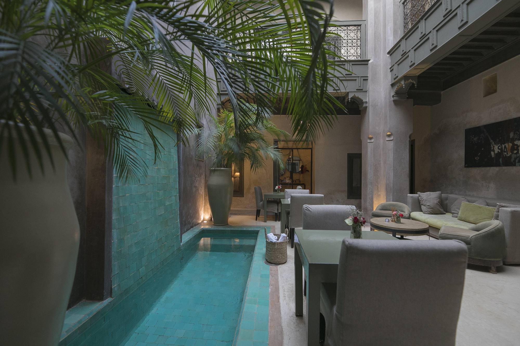La piscine du patio, rafraîchissante, au retour des souks
