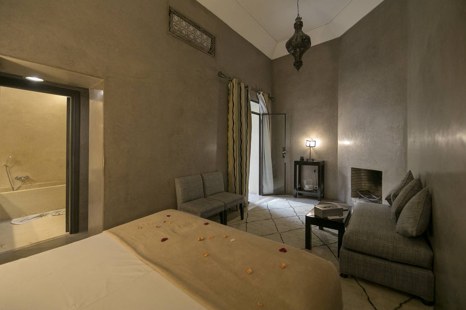 La chambre Dune du Riad Dar One, son haut plafond en tataoui et son tadelakt couleur sable
