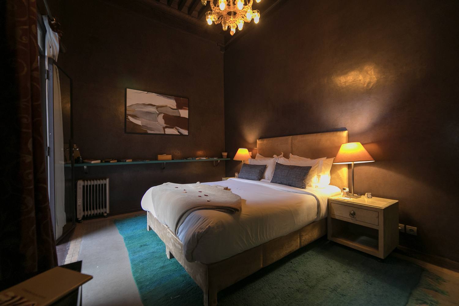 La chambre Mirage du Riad Dar One, son tadelakt chocolat et son lustre baroque doré