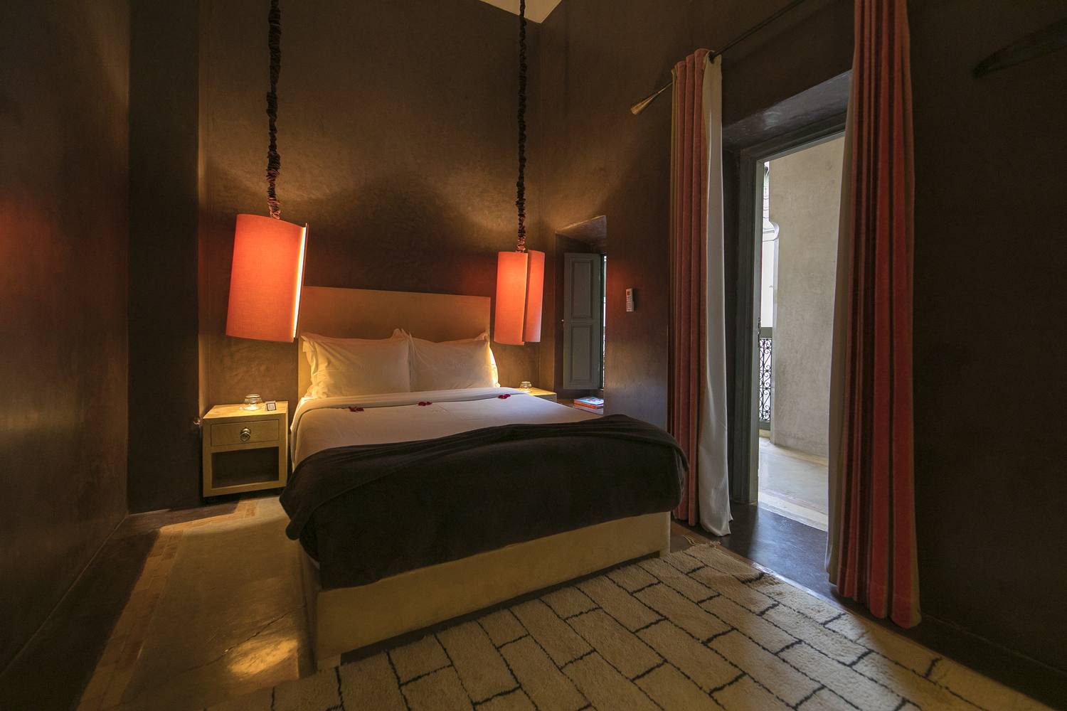 La chambre Petit Prince du Riad Dar One et ses abat-jours lilas en spirale