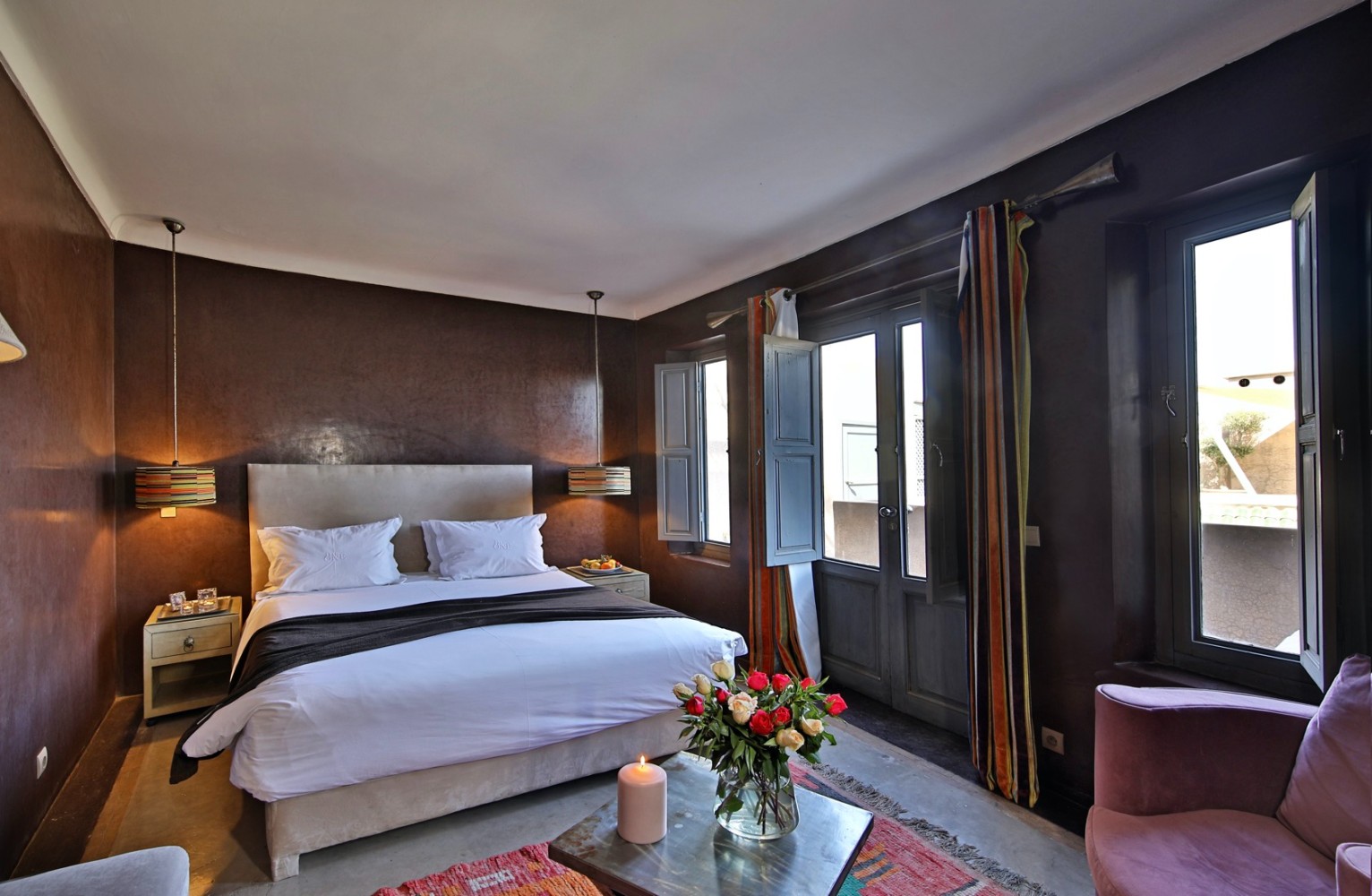 La Suite Sirocco du Riad Dar One — lit à baldaquin et sa terrasse privée sur les toits de la médina